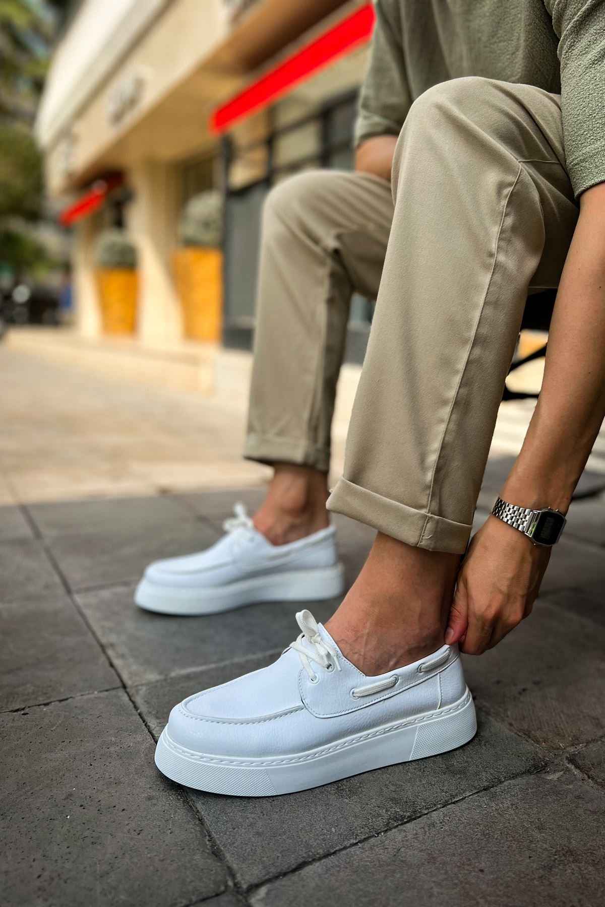 Men's casual white low-top sneakers with lace-up and side stripe