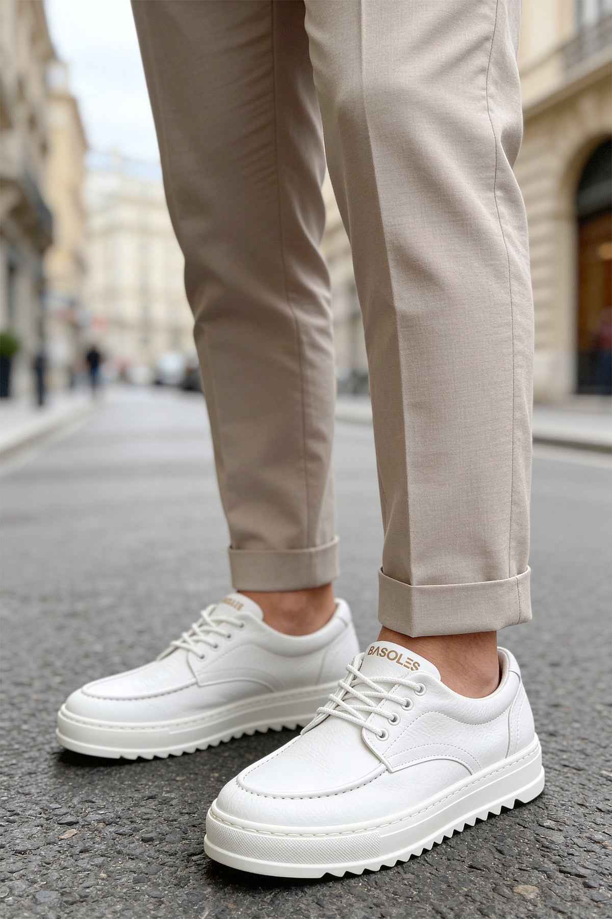 Men's casual white lace-up sneakers with round toe and contrast stitching
