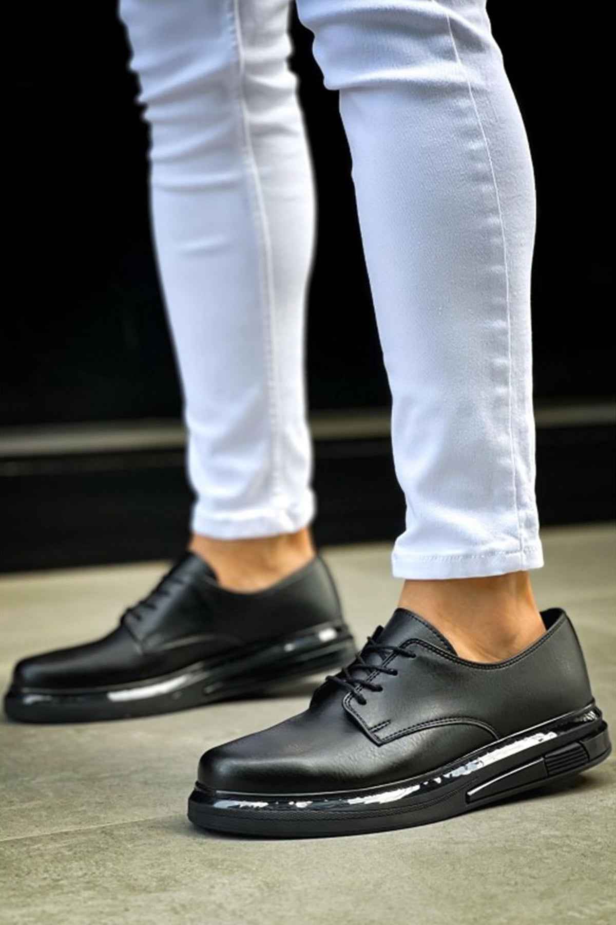 Men's classic black lace-up shoes with smooth leather look and rounded toe