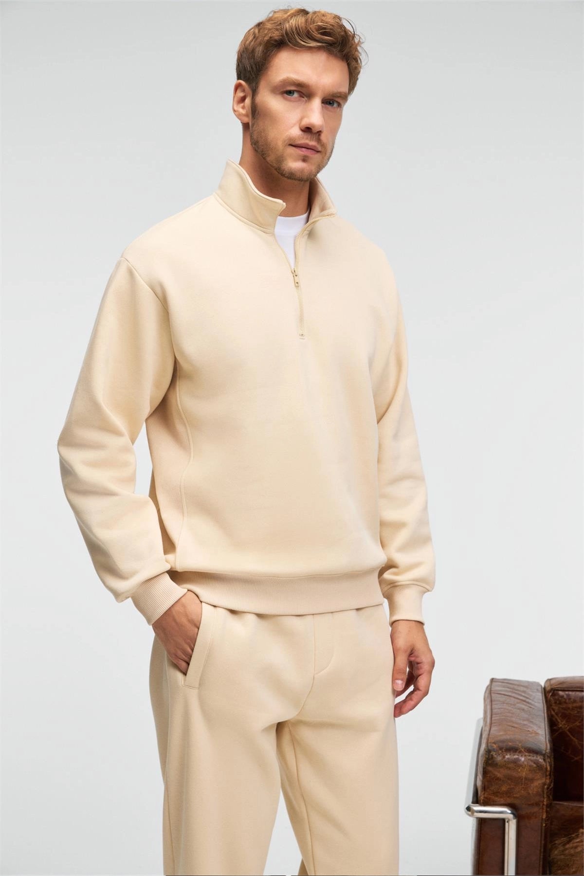 Men's cream zip stand-collar sweatshirt with relaxed fit, half-zip front