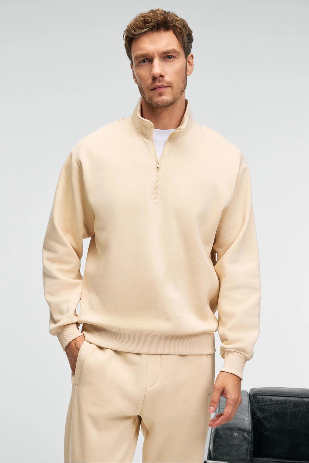 Men's cream half-zip stand-collar sweatshirt, ribbed cuffs and hem