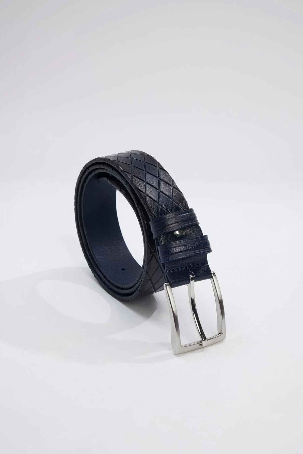 Leather belt in dark blue with diamond embossing and silver buckle with prong