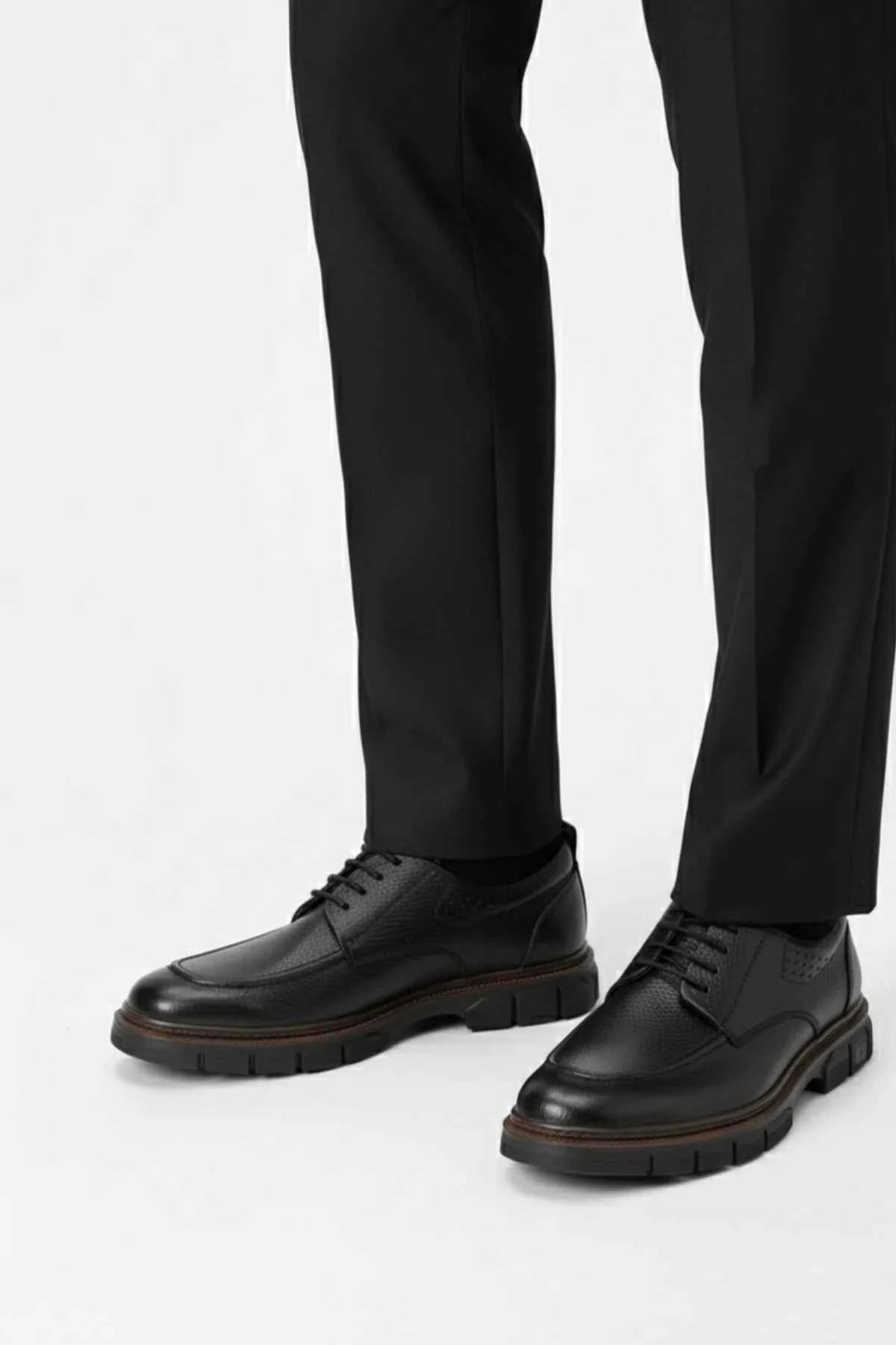 Men's leather lace-up classic shoes in black, textured upper and rubber sole