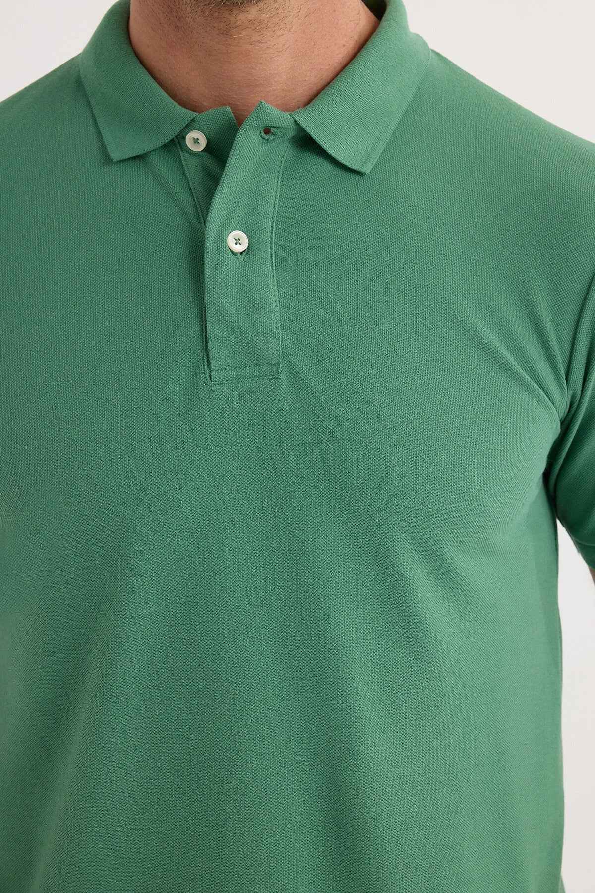 Men's Serin green polo shirt neckline with button placket and collar tips
