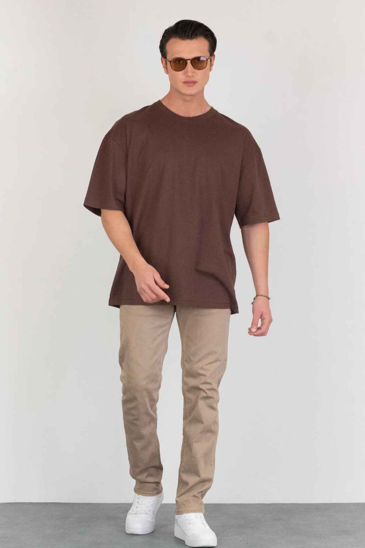 Men's beige jeans, front view with button closure and five-pocket styling