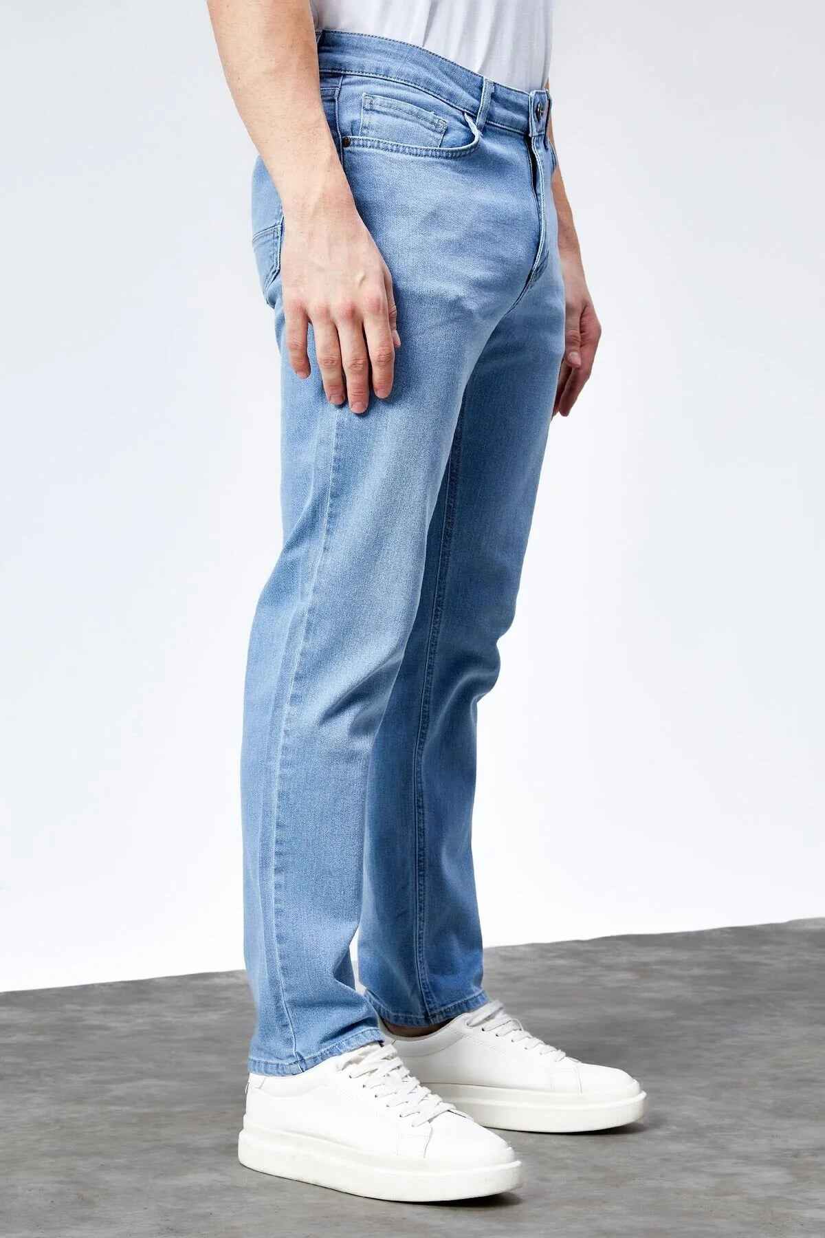 Light blue straight-leg jeans with front zipper and five-pocket design