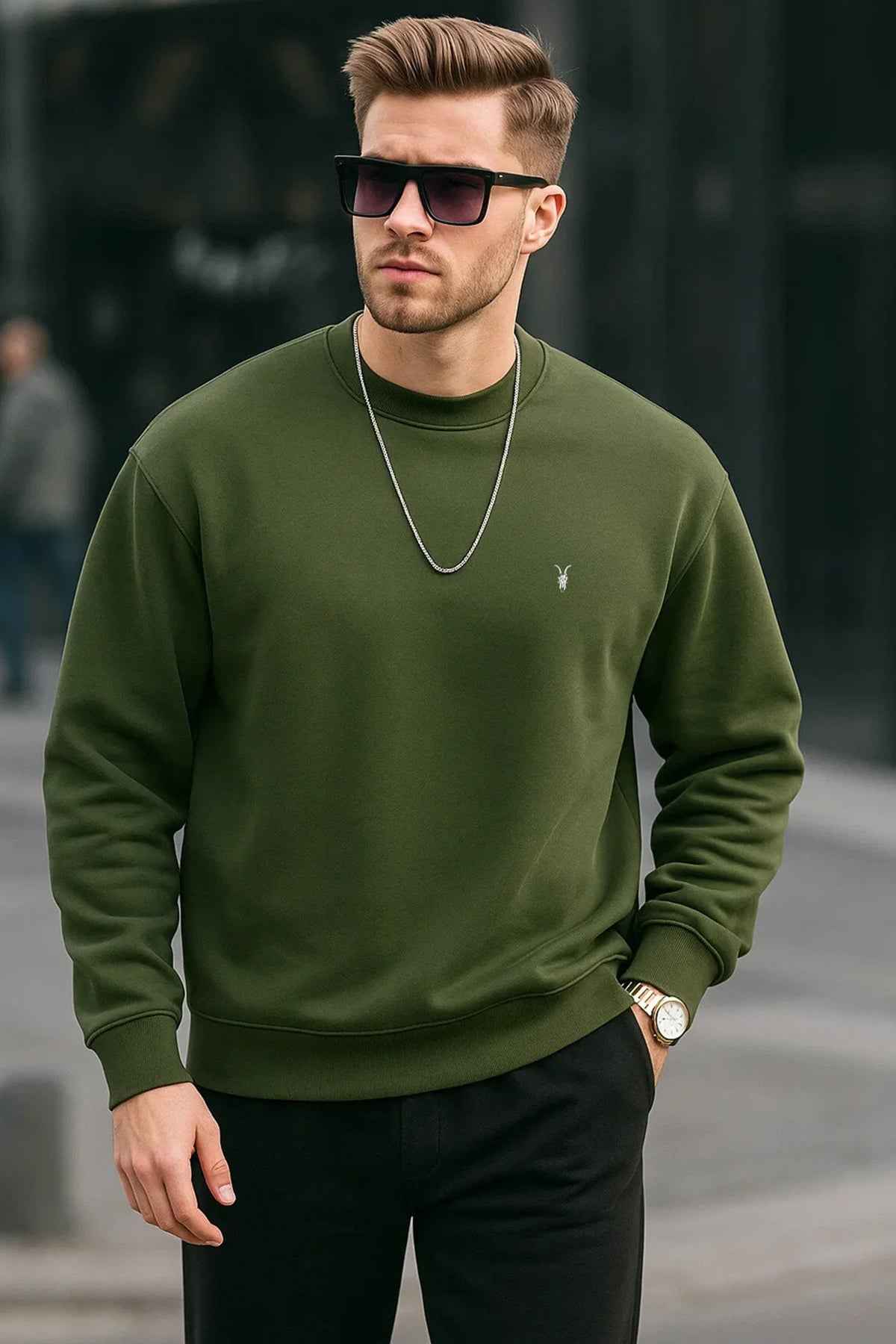 Men's crewneck sweatshirt with long sleeves, ribbed cuffs and hem, small chest logo