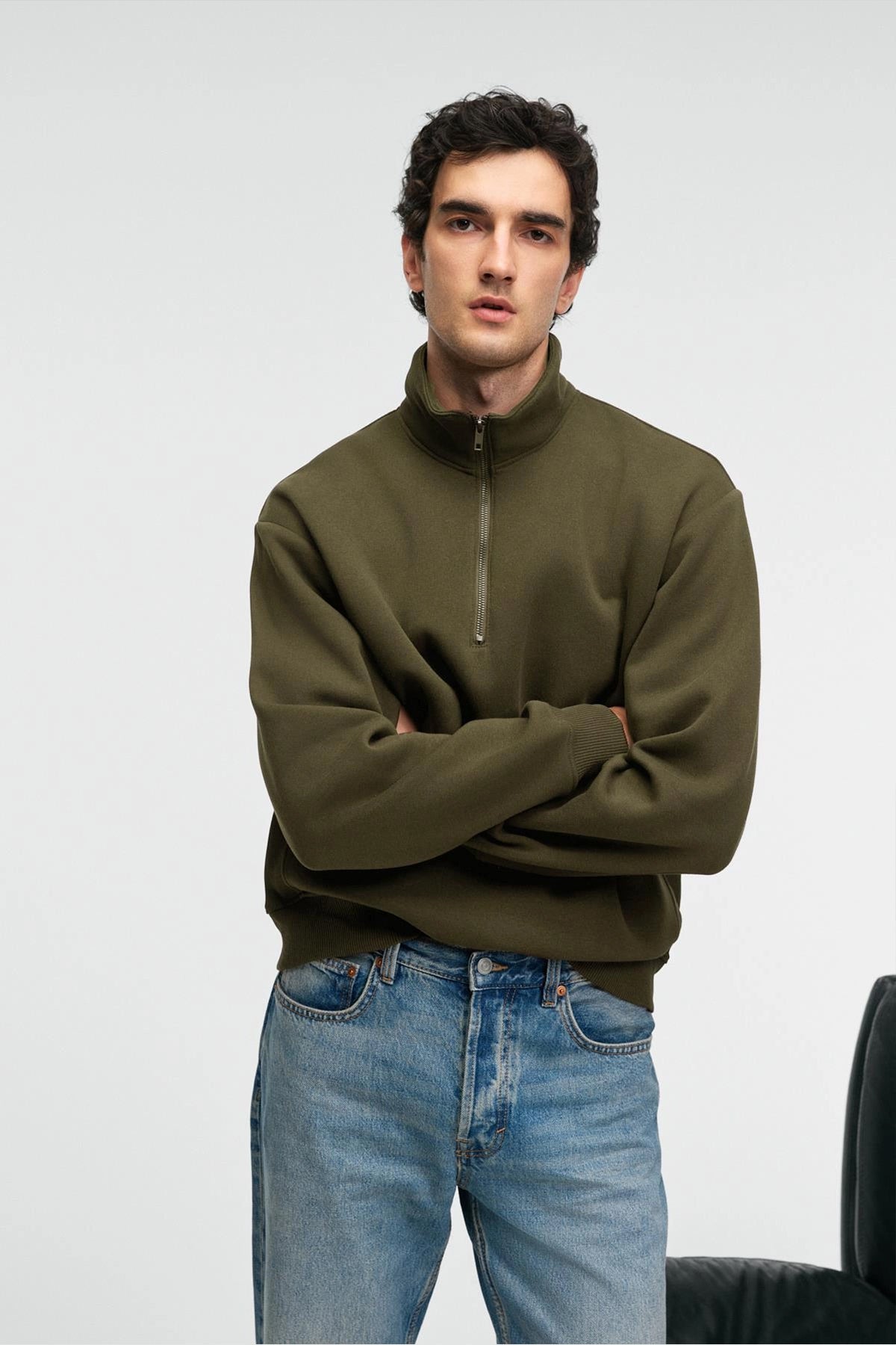 Olive zip stand-collar sweatshirt, relaxed fit, crossed-arms front view