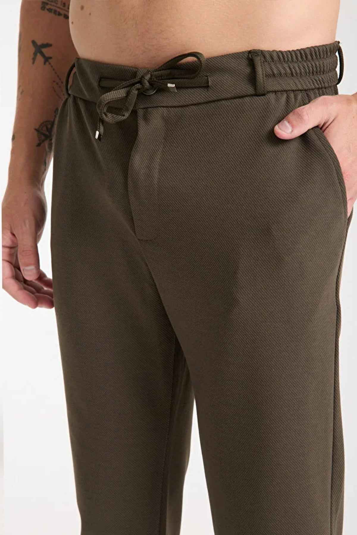 Olive sweatpants with elastic waistband, drawstring, side seam pockets