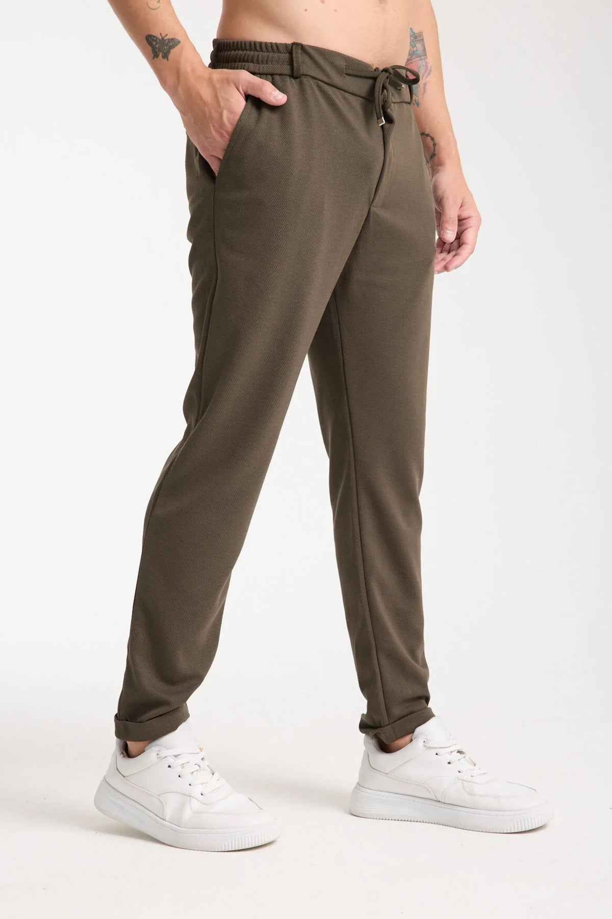 Khaki sweatpants with cuffed hem, drawstring waist and side pockets