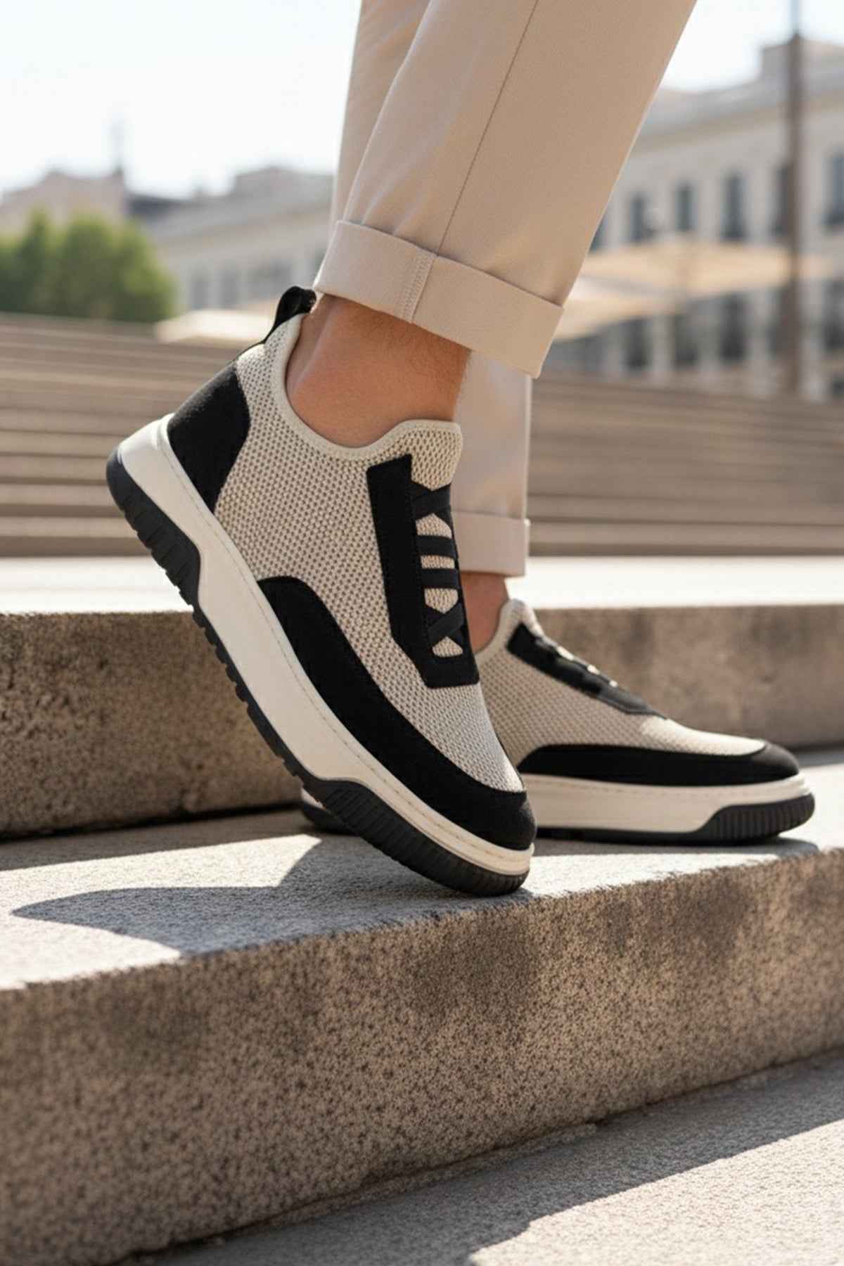 Men's knit sneakers in beige with black side stripes, cushioned sole