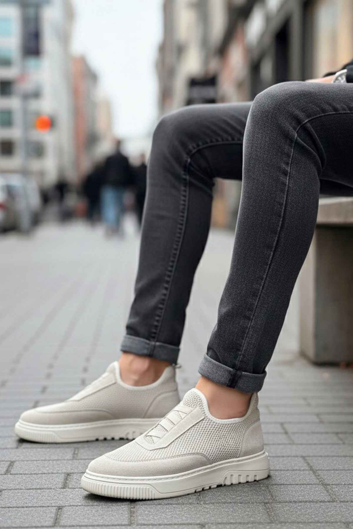 Light beige knit sneakers, front side view, lace-up with white rubber sole