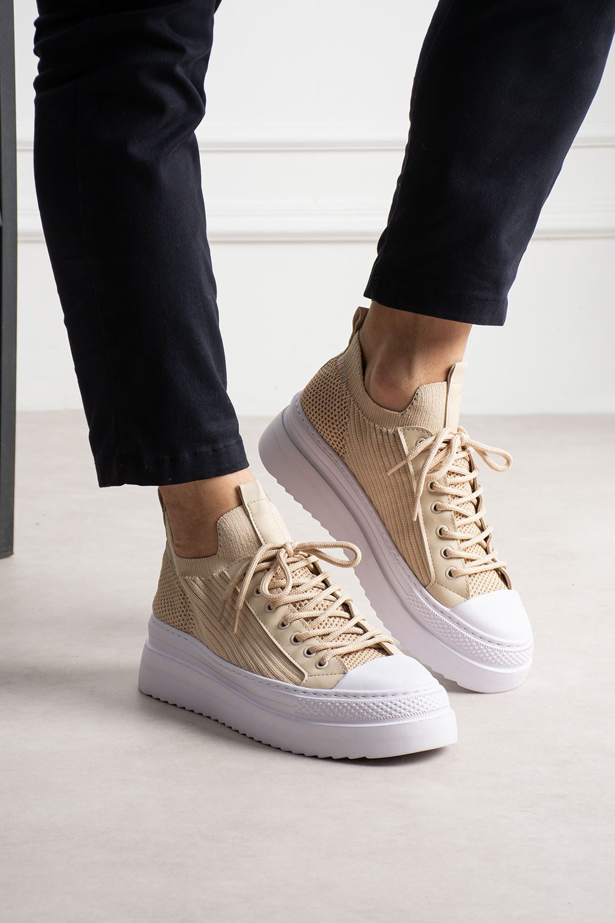Men's beige knit sneakers with white rubber sole and lace-up front