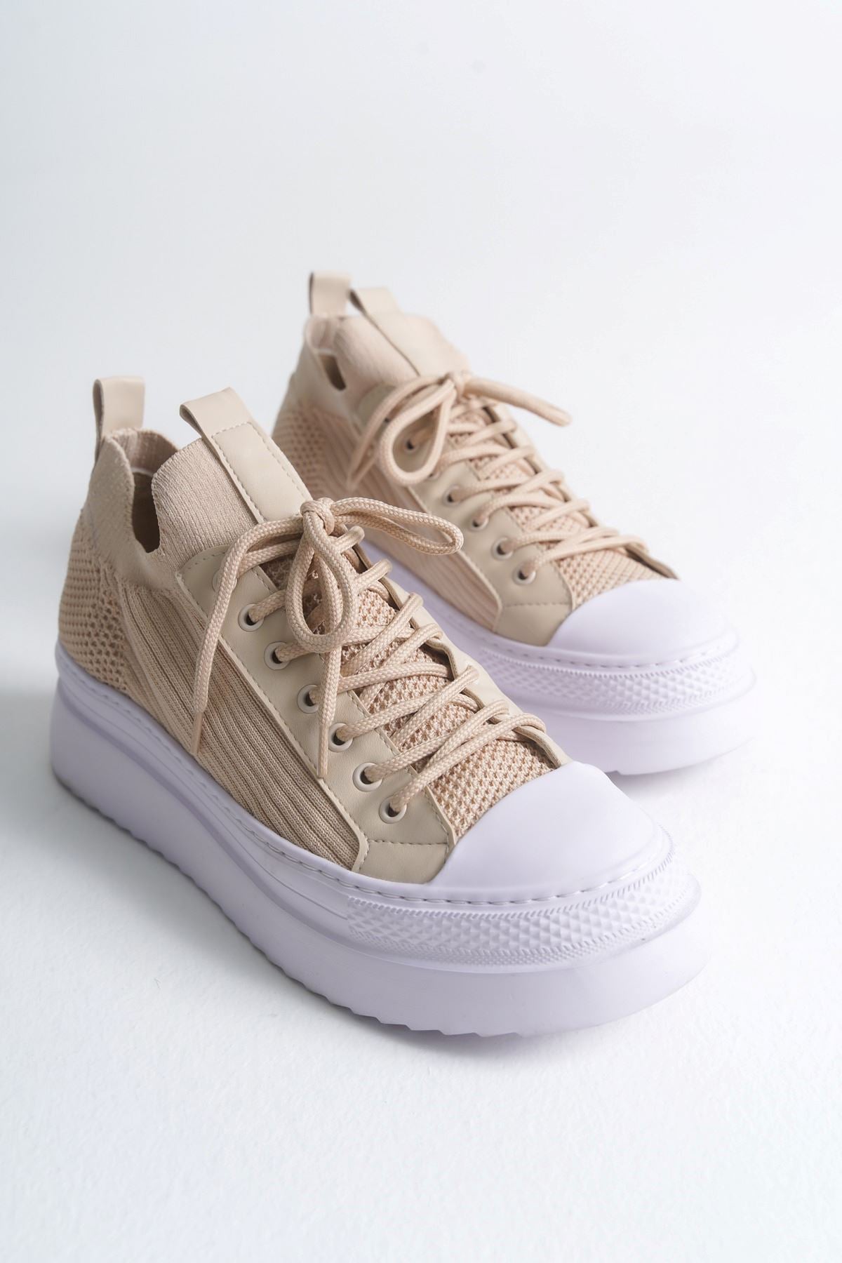 Men's beige knit sneakers, side view, with lace-up closure and white sole