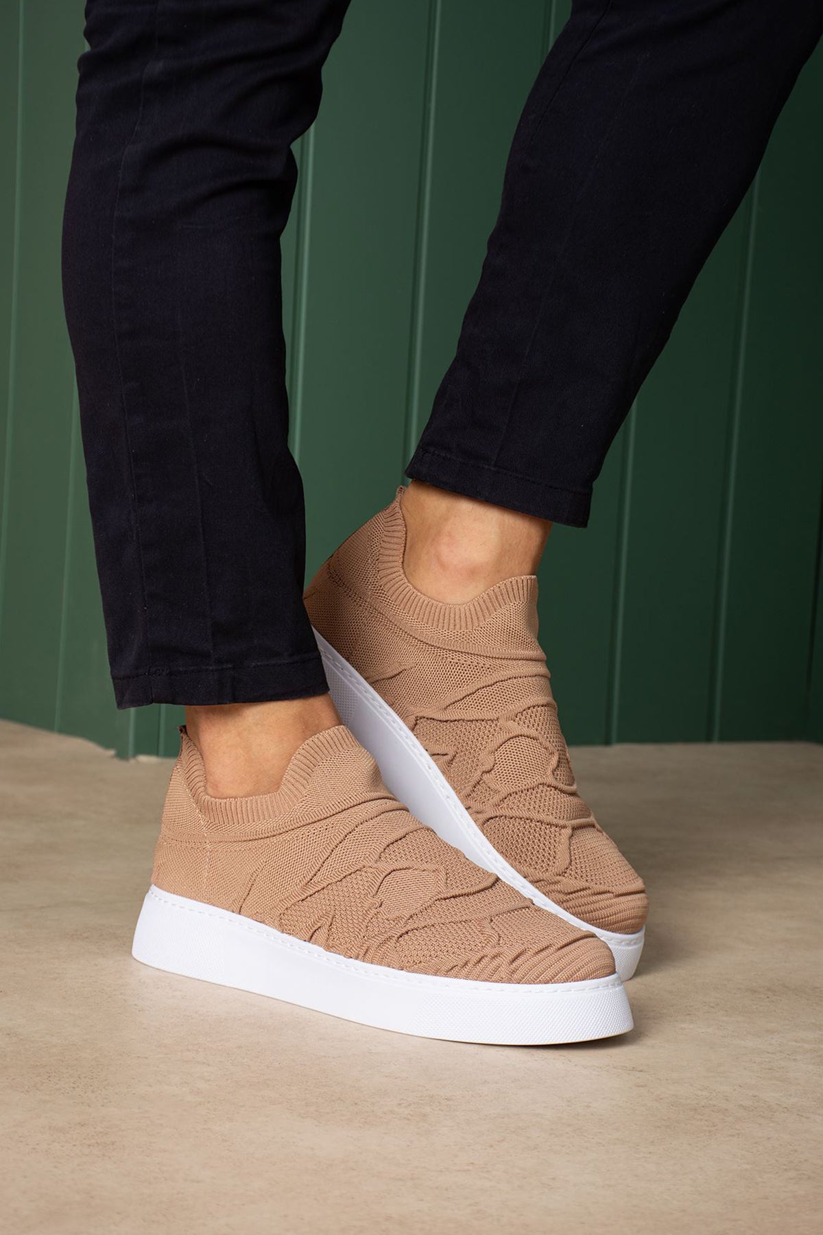 Beige knit sneakers with white sole, ribbed collar and wavy side texture