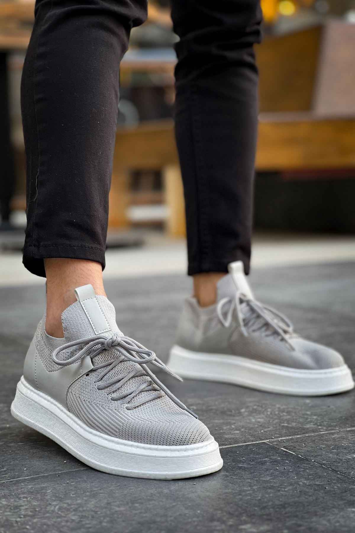 Light gray knit low-top sneakers, lace-up with white rubber sole