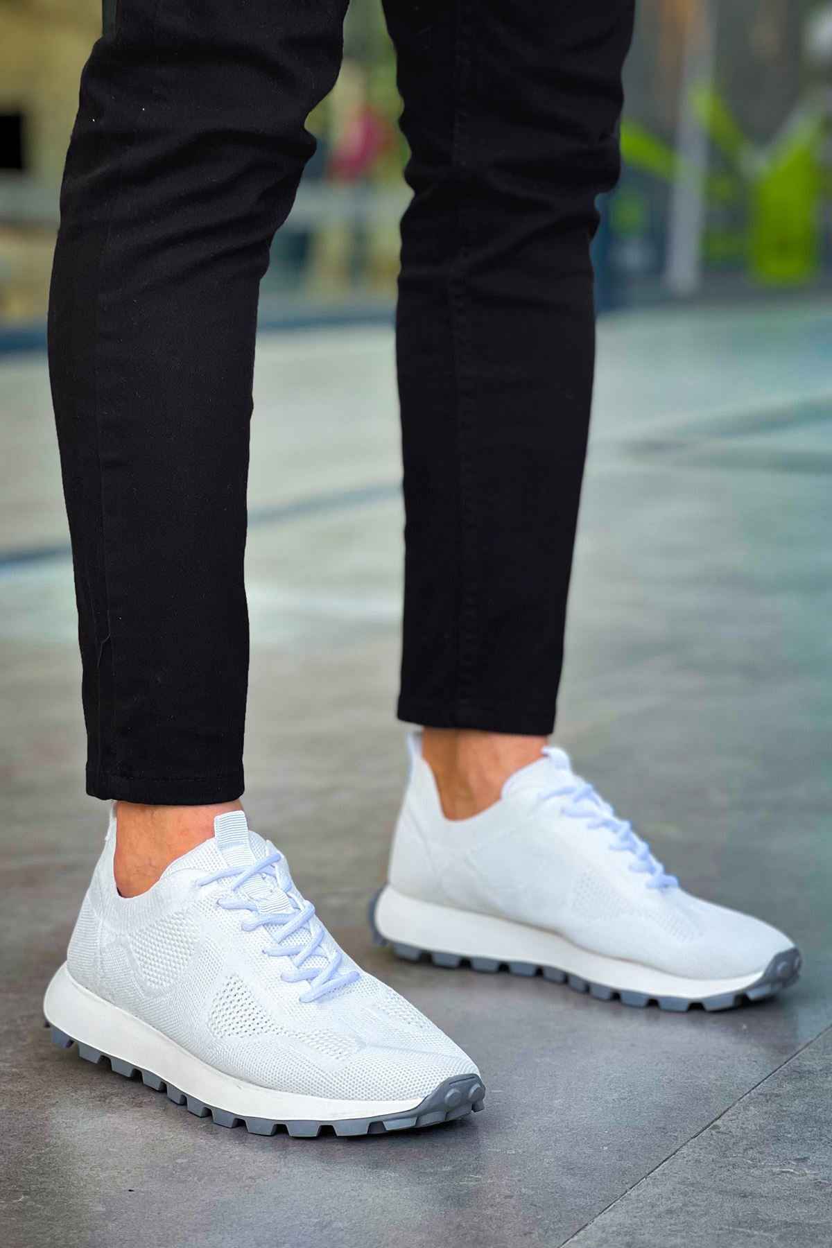 White knit low-top sneakers, lace-up with treaded rubber sole