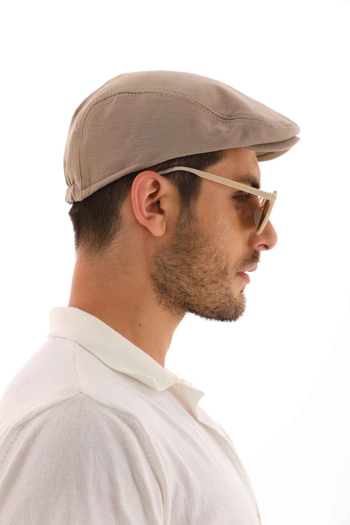 Men's mink flat cap Ritag in taupe, side profile with curved brim