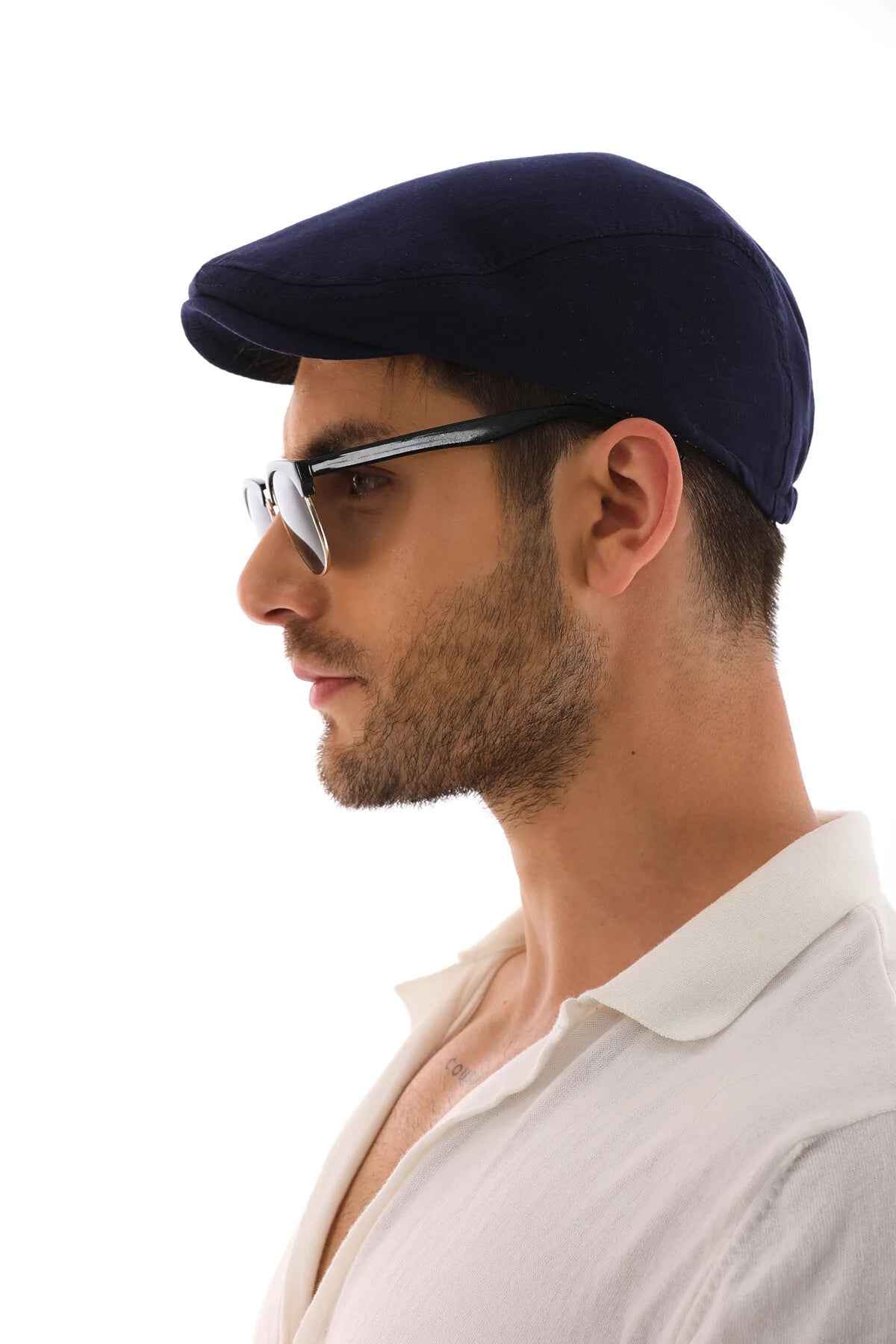 Men's navy blue flat cap, curved brim and soft crown
