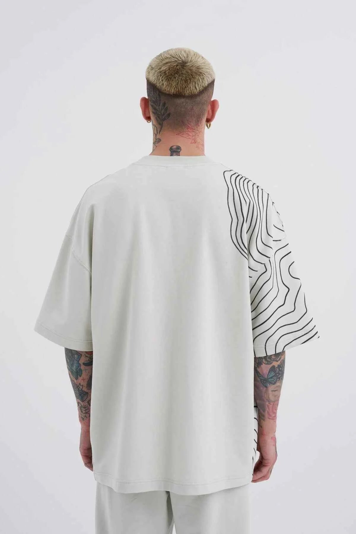Men's oversize white T-shirt with back contour stripe graphic