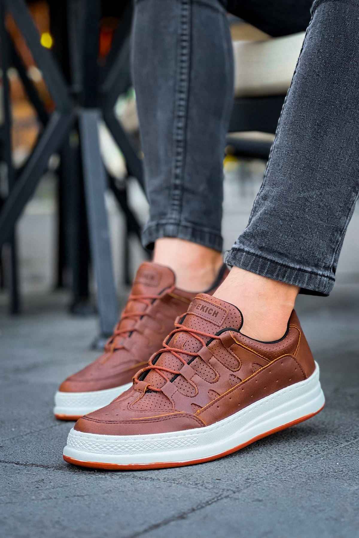 Men's tan low-top lace-up sneakers with white sole