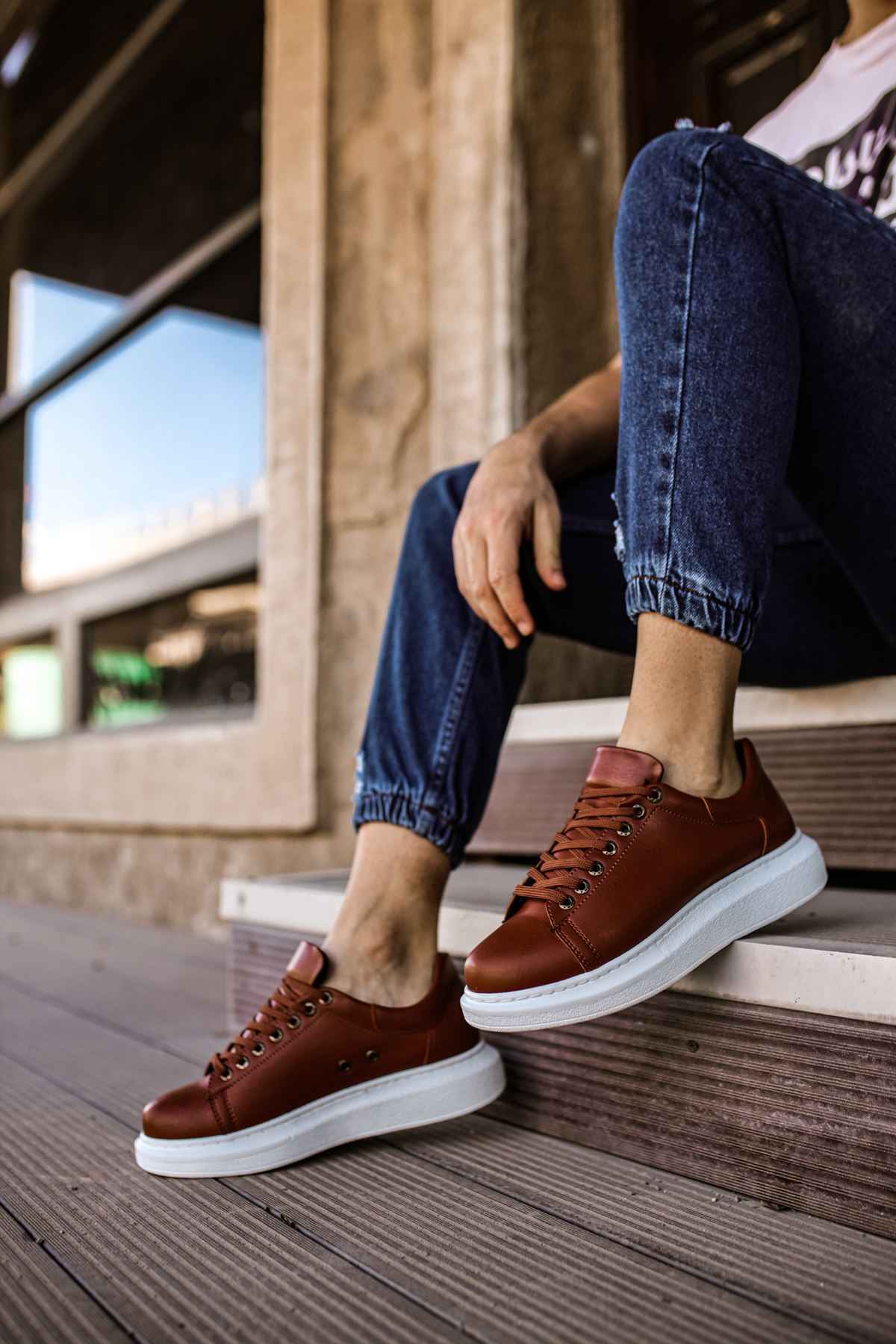 Men's tan lace-up sneakers, white sole and perforated eyelets