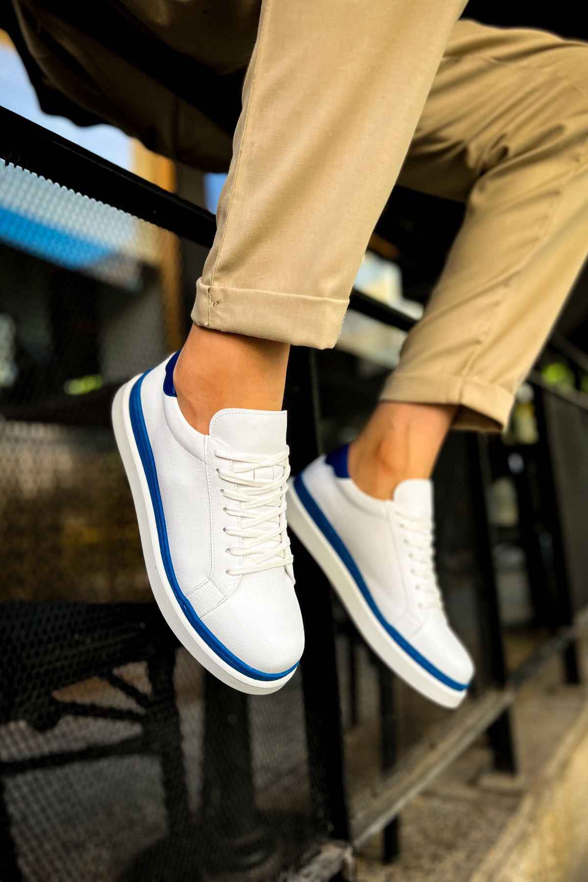 Men's white low-top sneakers with blue side stripe and lace-up