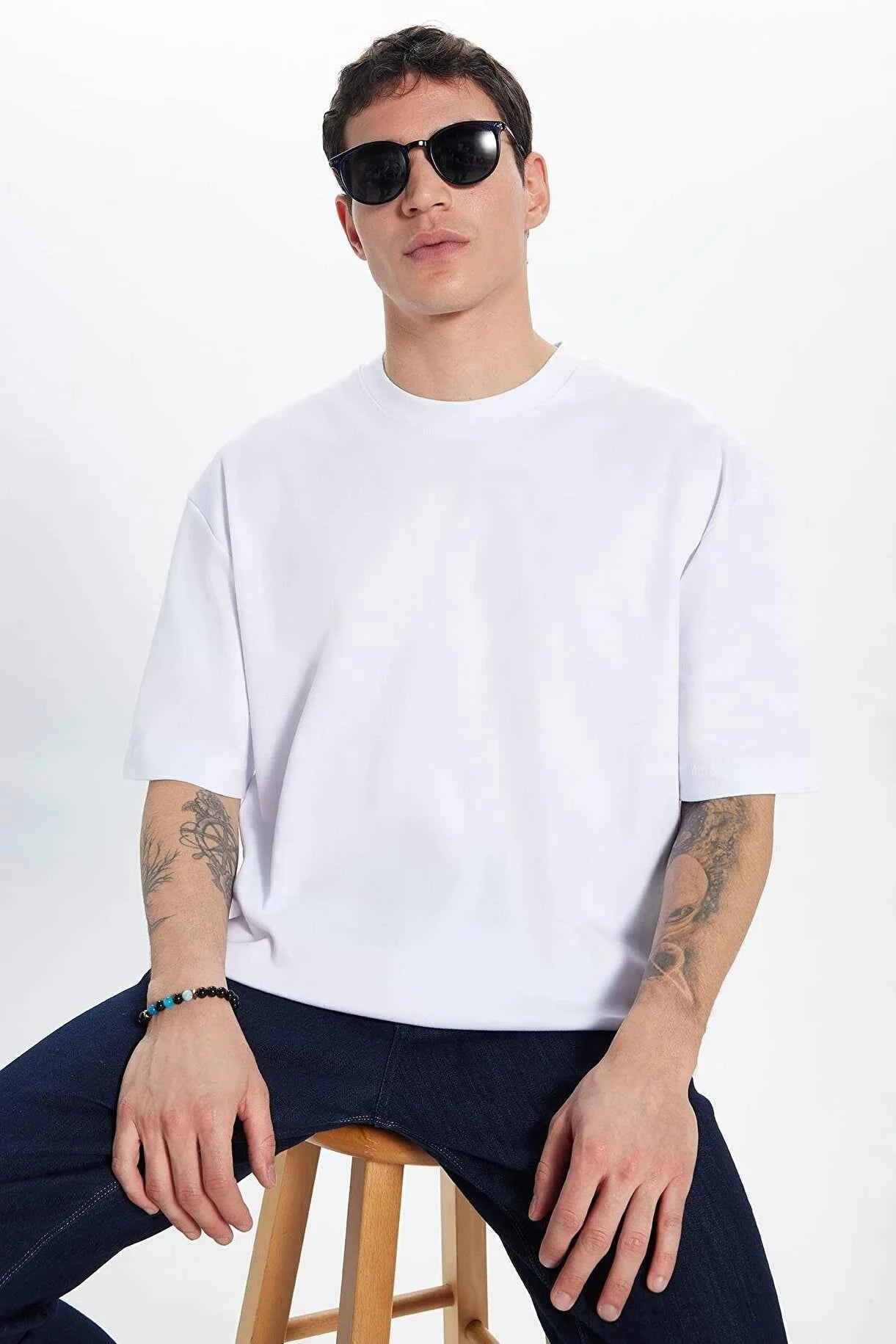 Oversize white crew-neck T-shirt with short sleeves, loose fit