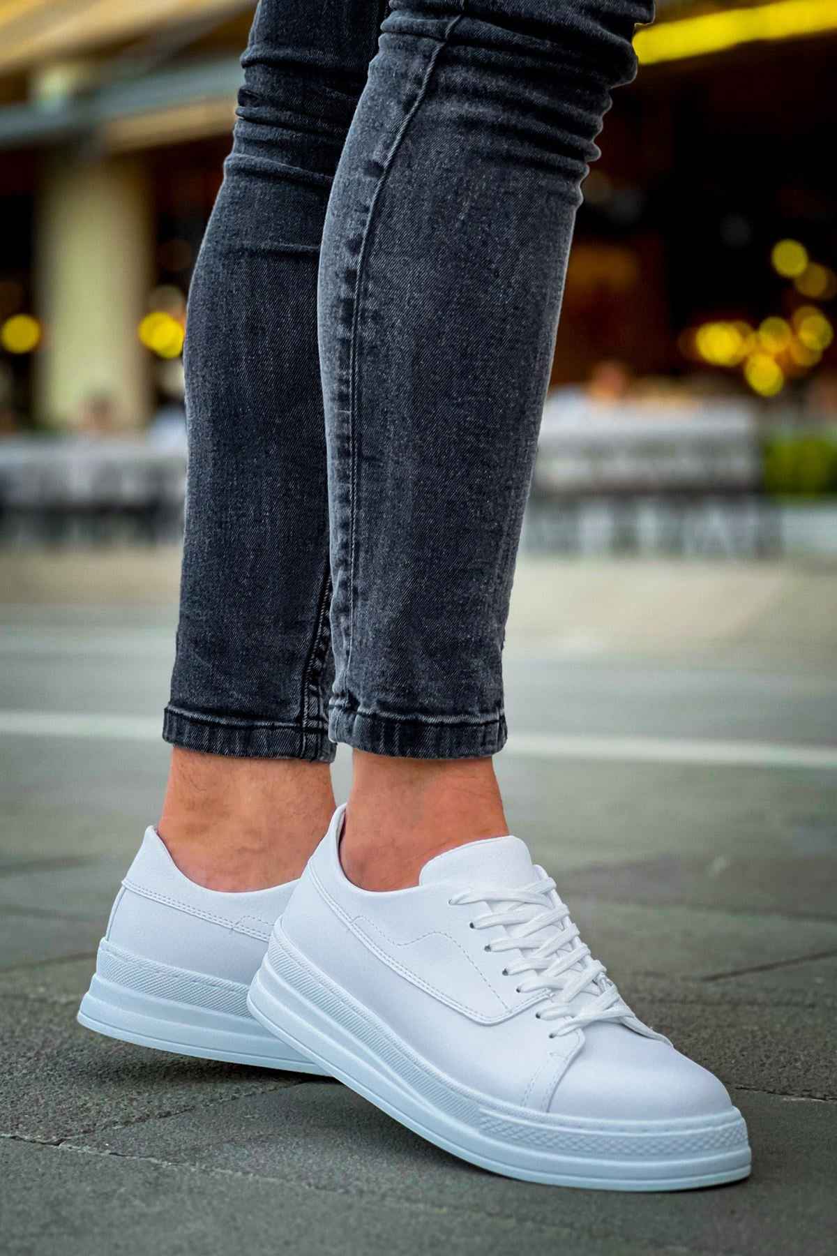 White low-cut lace-up sneakers with textured rubber sole
