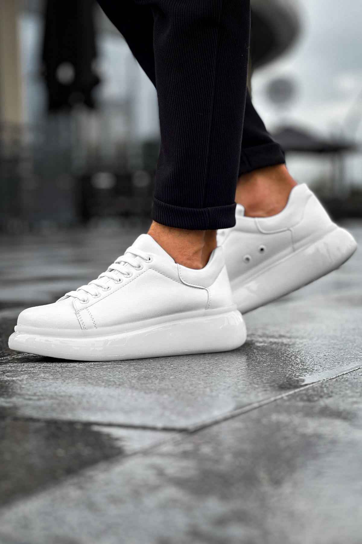 White low-top sneakers with lace-up front and smooth toe cap