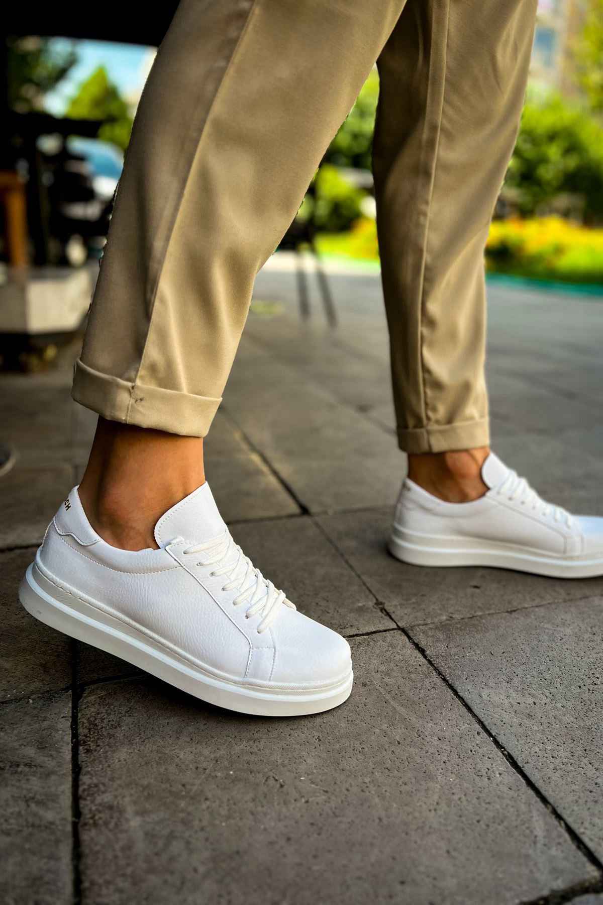 White low-top lace-up sneakers with smooth upper and white rubber outsole