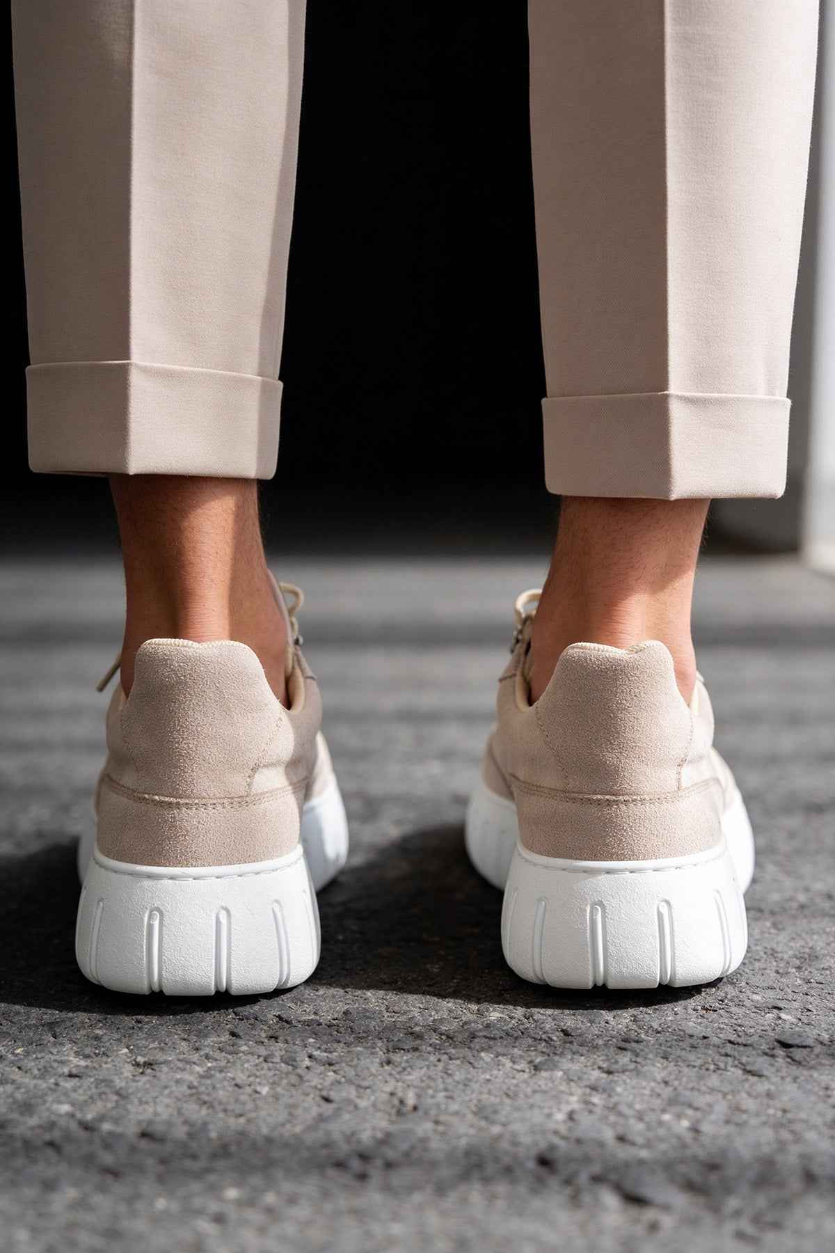 Men's beige suede sneakers, rear view, white sole and heel with pull tab